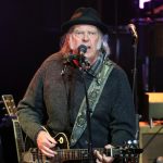 Neil Young usuwa muzykę z Amazonu, krytykując Jeffa Bezosa