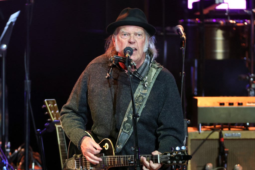 Neil Young usuwa muzykę z Amazonu, krytykując Jeffa Bezosa
